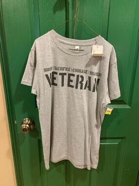 Veteran Graphic Tee - Gray Crewneck Men's Shirt